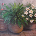 jarrones con flores y helechos